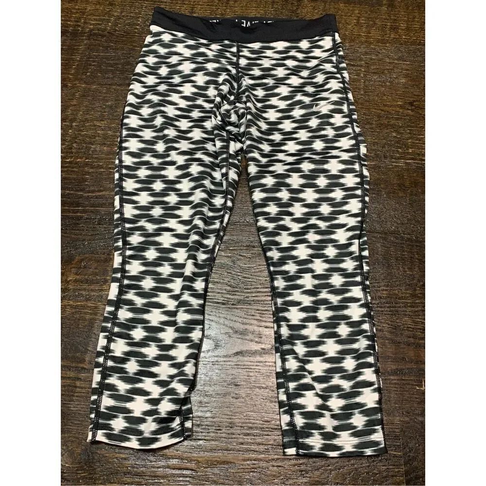 Nike dri fit running Capri athletic legging size medium ￼